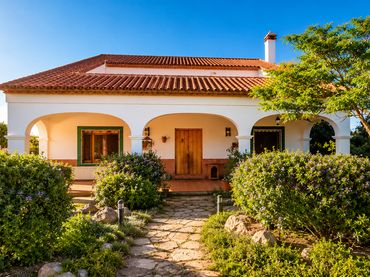 Country house with garden for sale in Casabermeja