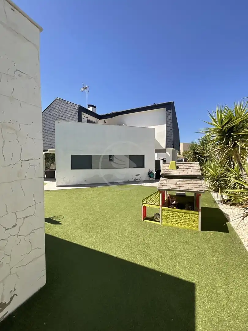 Vista exterior de Casa o xalet en venda en Linares amb Aire condicionat, Jardí privat i Piscina