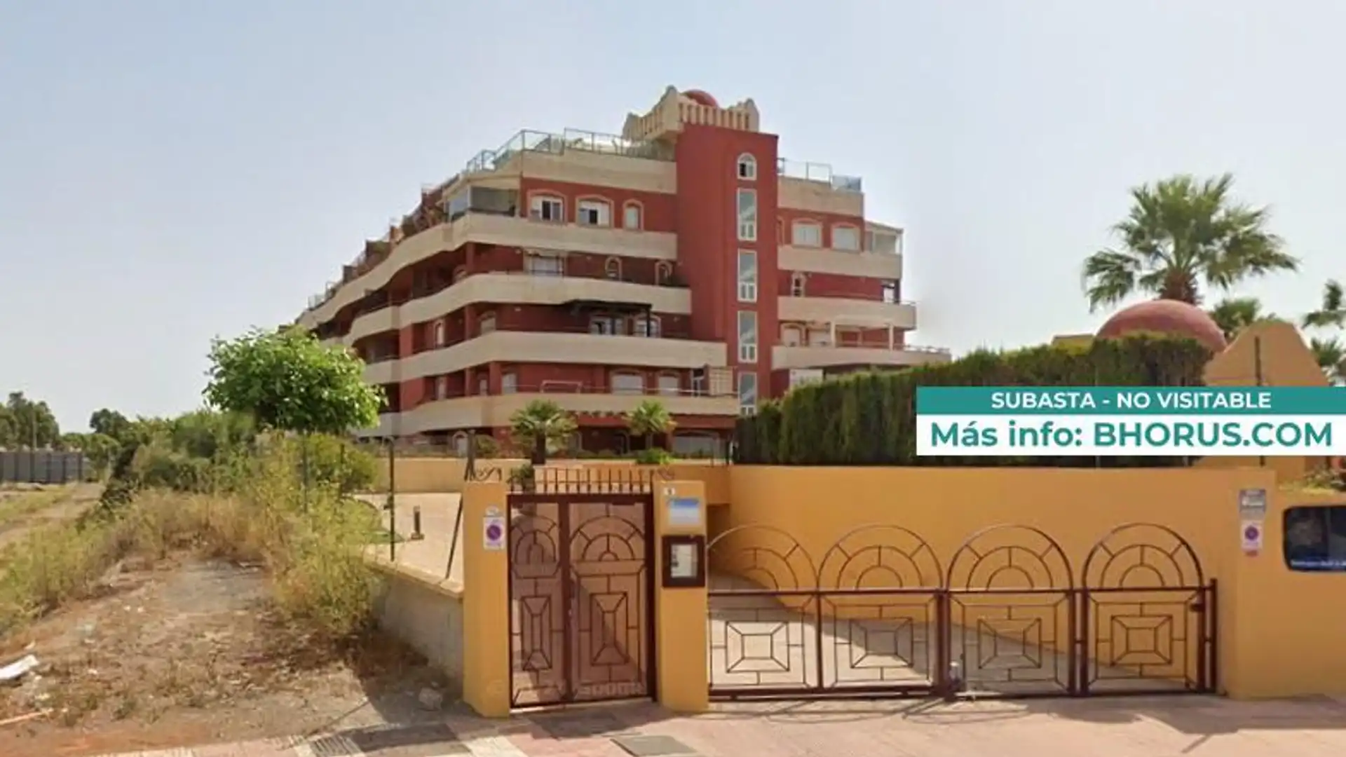 Vista exterior de Àtic en venda en Roquetas de Mar amb Jardí privat i Piscina