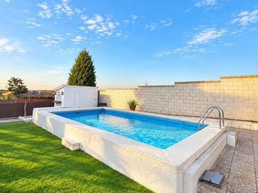 Casa con balcón en venta en El Viso de San Juan