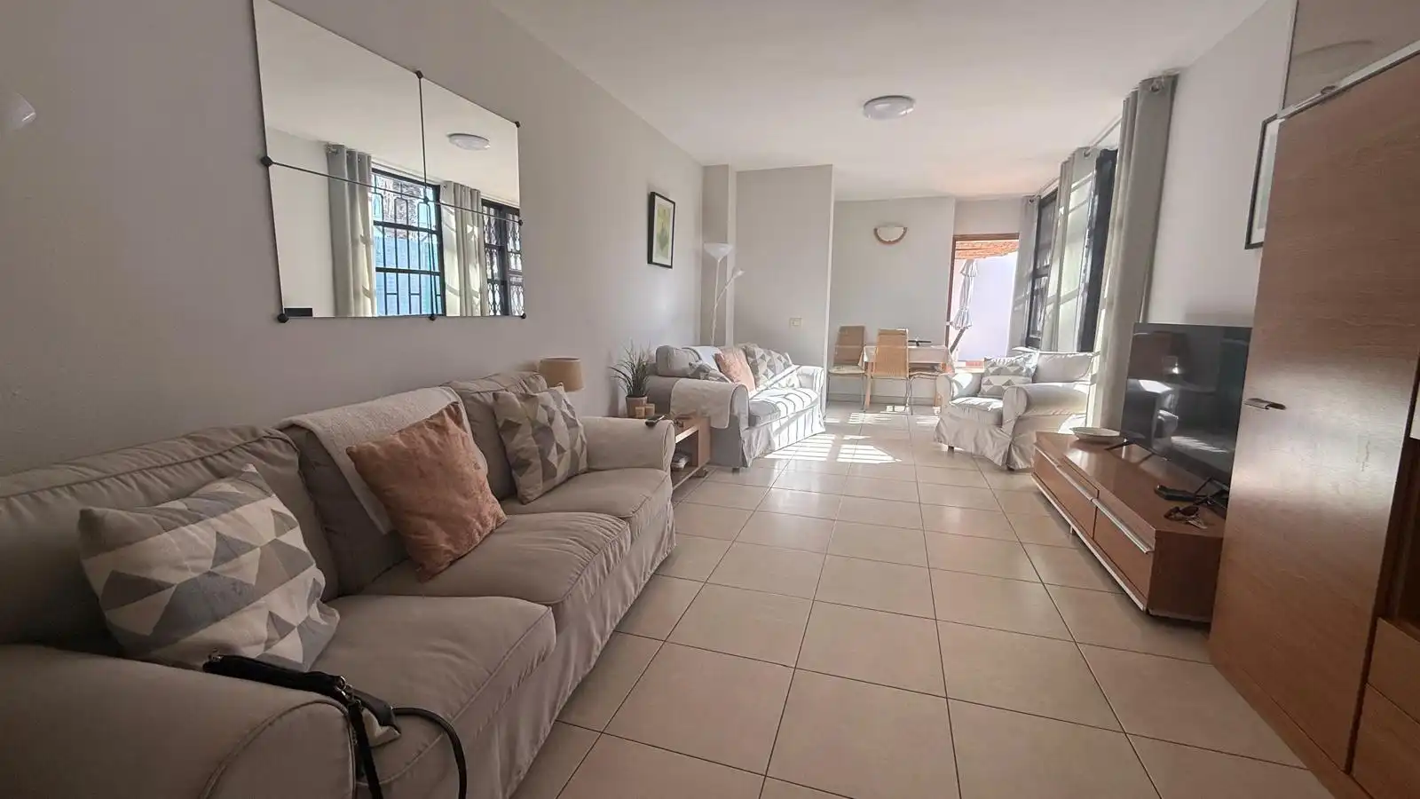 Wohnzimmer von Erdgeschoss zum Verkauf in Arona mit Privatgarten, Terrasse und Abstellraum