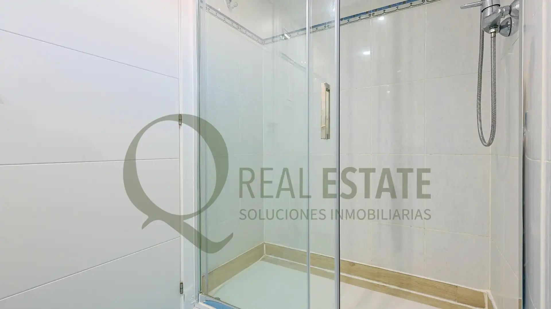 Badezimmer von Wohnung zum Verkauf in Alicante / Alacant mit Heizung, Privatgarten und Terrasse