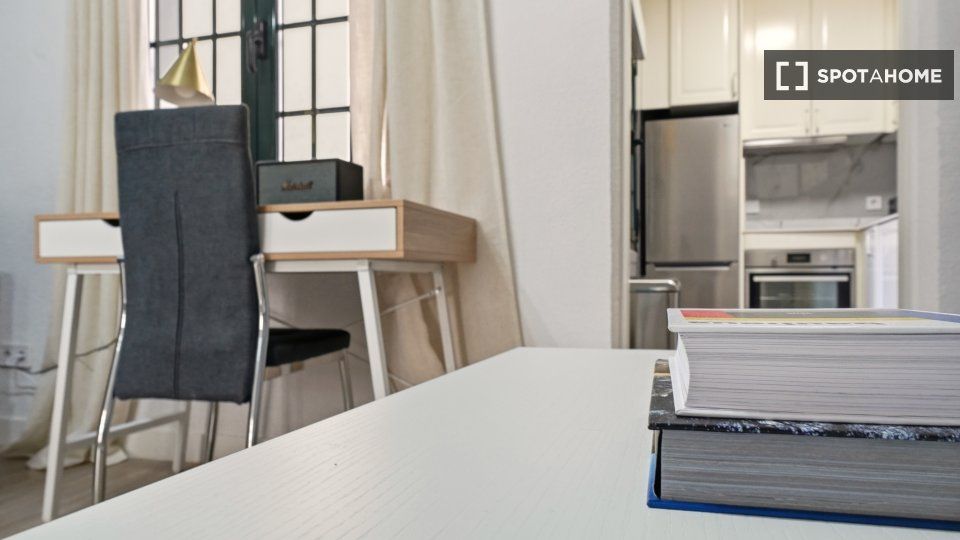 Dormitori de Pis de lloguer en  Madrid Capital amb Aire condicionat, Calefacció i Moblat