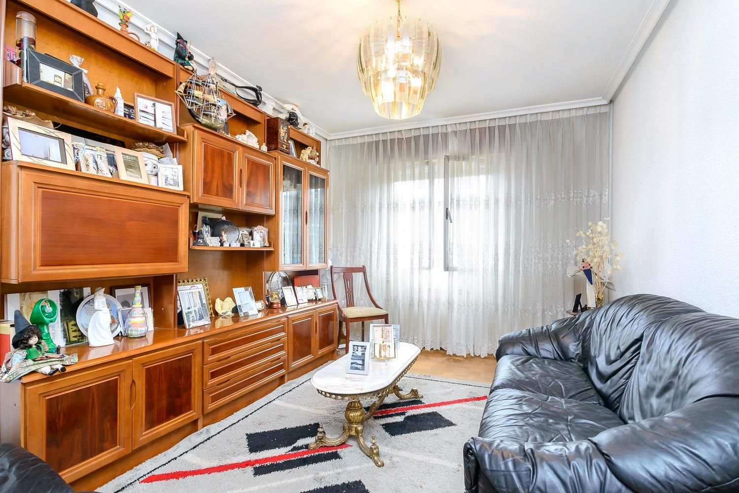 Sala de estar de Piso en venta en Oviedo  con Calefacción y Parquet
