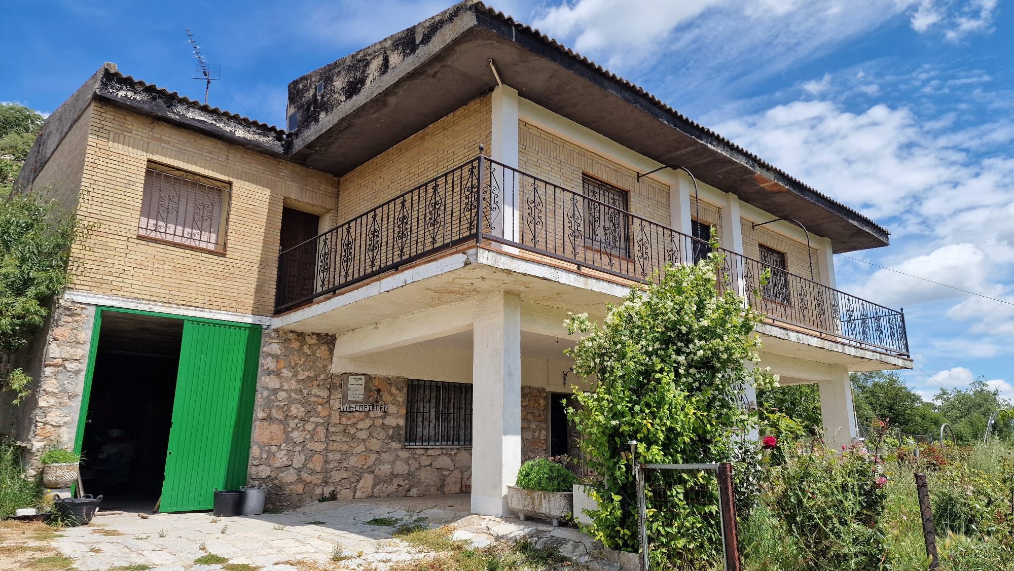Exterior view of House or chalet for sale in Valdegrudas  with Private garden, Terrace and Storage room