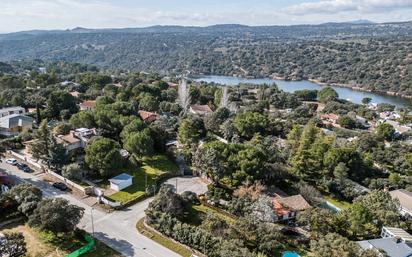 Vista exterior de Casa o xalet en venda en Valdemorillo amb Aire condicionat, Calefacció i Jardí privat