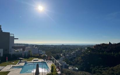 Piscina de Àtic en venda en Marbella amb Aire condicionat, Calefacció i Jardí privat