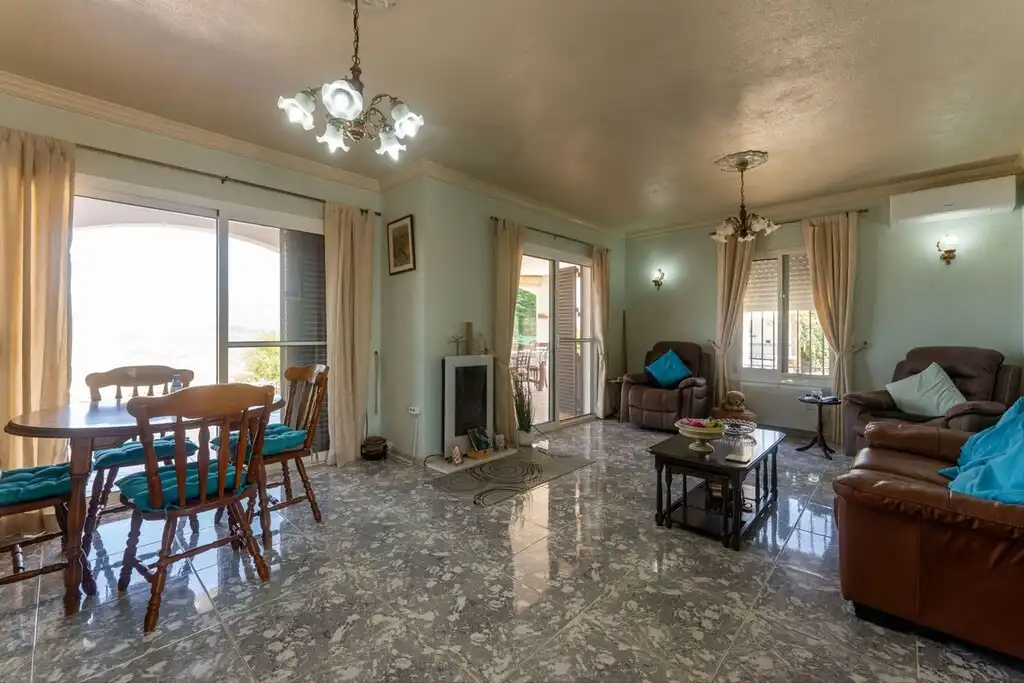 Sala d'estar de Finca rústica en venda en Guaro amb Aire condicionat, Jardí privat i Terrassa