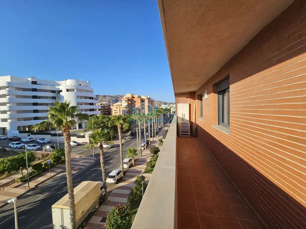 Vista exterior de Piso en venta en Roquetas de Mar con Aire acondicionado, Terraza y Amueblado