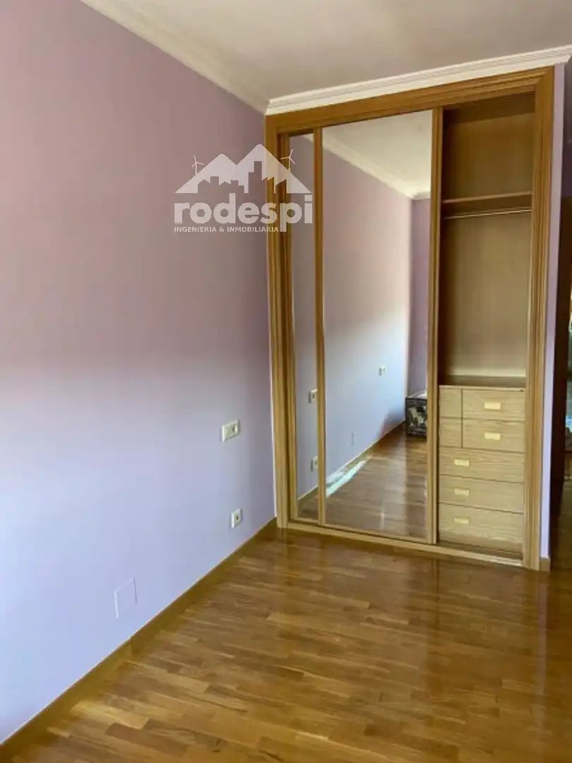 Habitación de Ático en venta en Vigo  con Calefacción, Trastero y Amueblado
