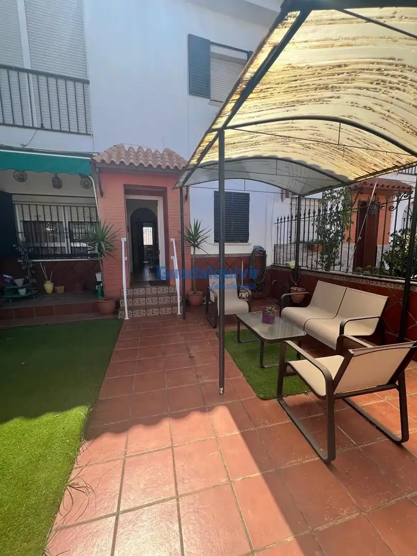 Terrassa de Casa adosada en venda en Montequinto amb Aire condicionat, Jardí privat i Traster