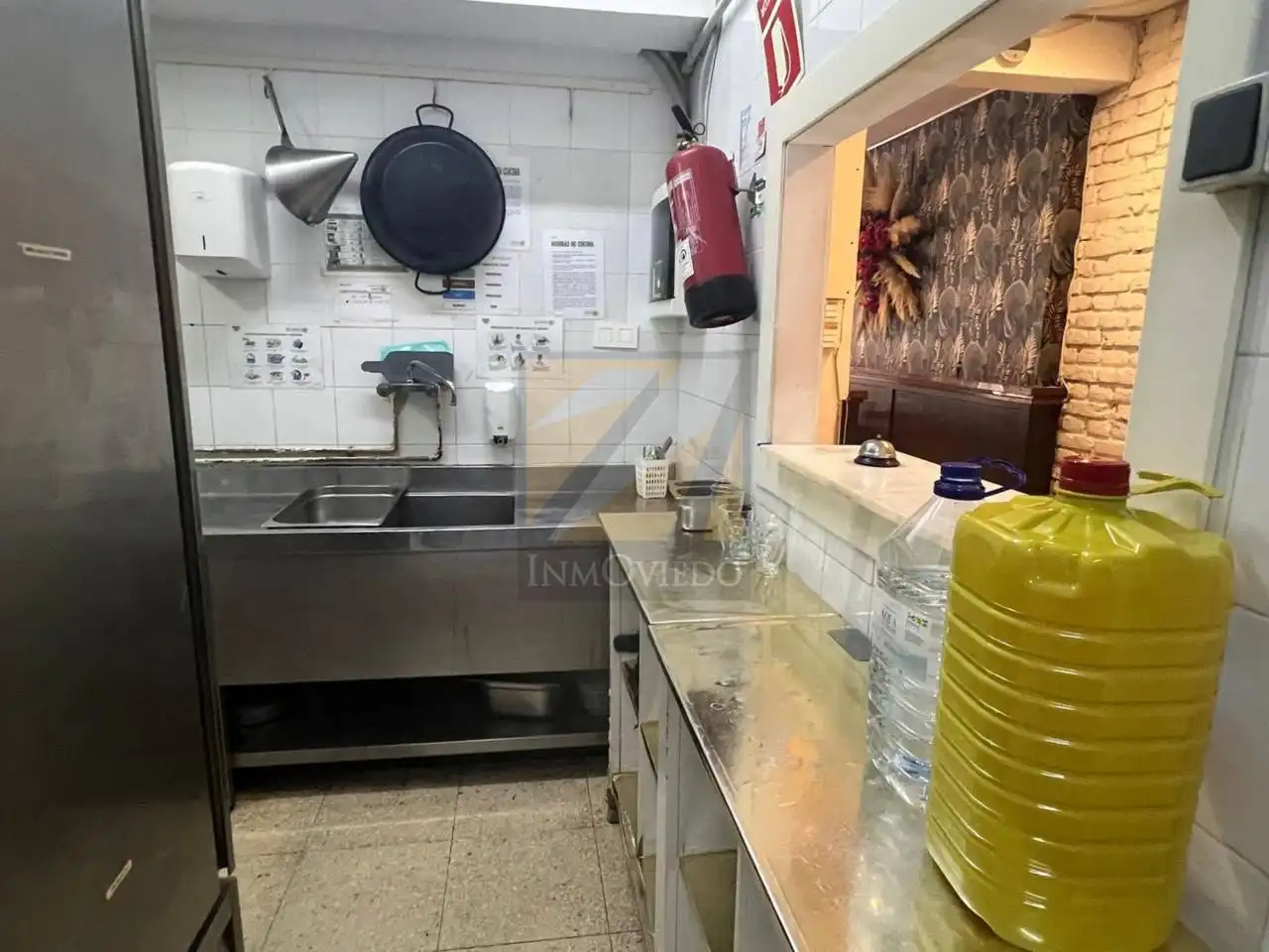 Cuina de Local de lloguer en Oviedo  amb Aire condicionat i Alarma