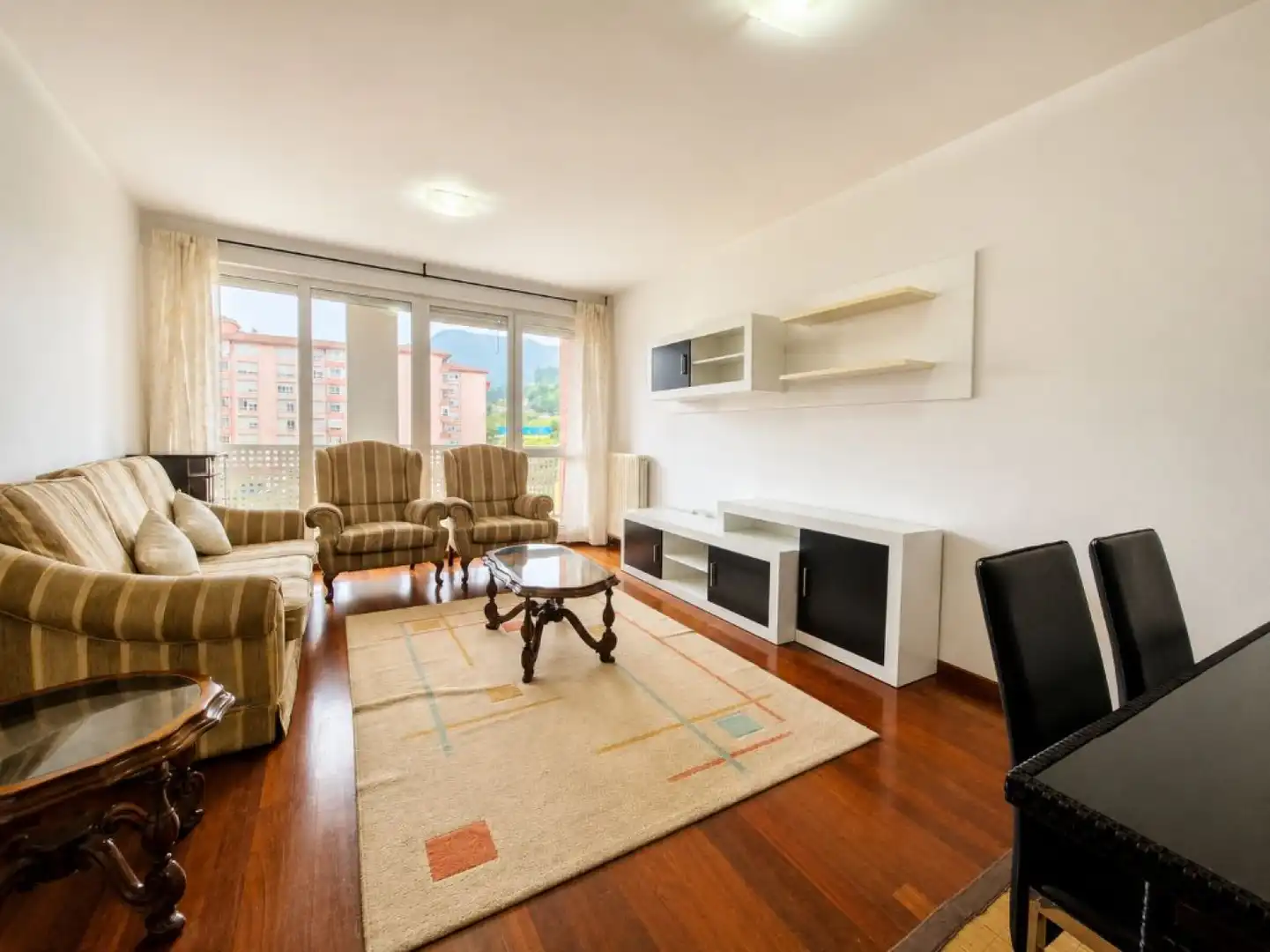 Sala de estar de Piso en venta en Los Corrales de Buelna  con Calefacción, Jardín privado y Parquet