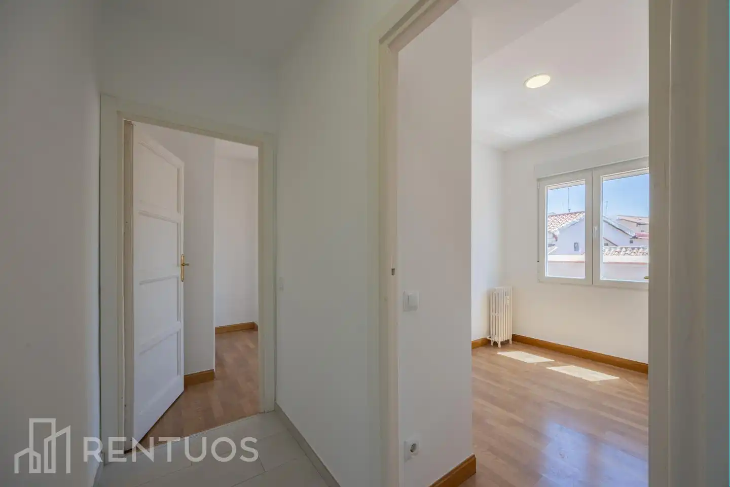 Schlafzimmer von Dachboden zur Miete in Madrid mit Klimaanlage, Heizung und Terrasse