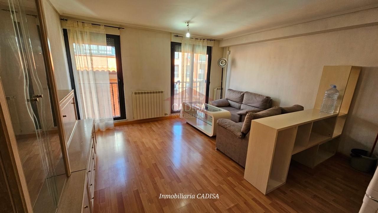 Sala d'estar de Pis de lloguer en Castellanos de Moriscos amb Calefacció, Piscina i Moblat