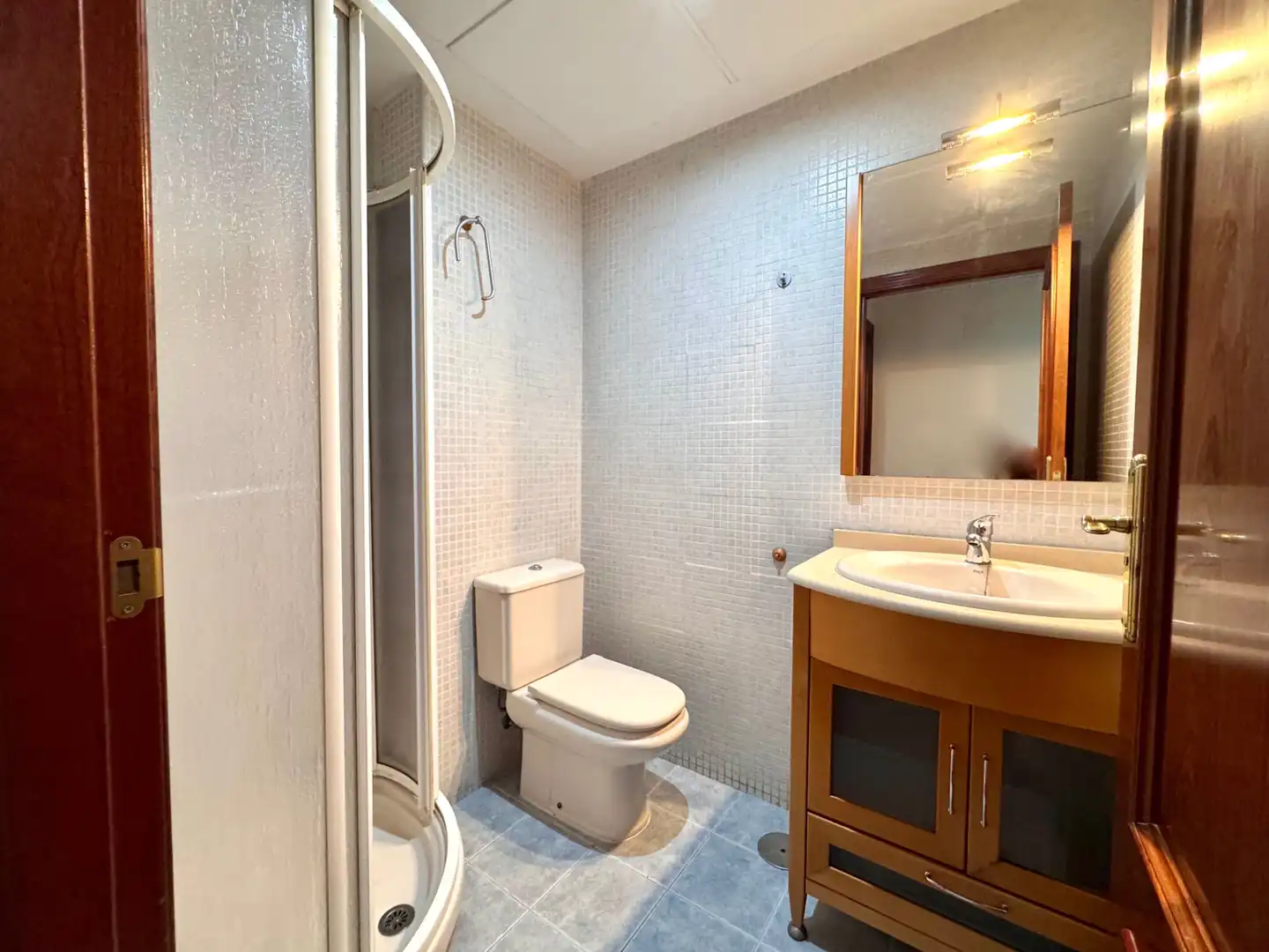 Badezimmer von Wohnungen zur Miete in Cáceres mit Klimaanlage, Heizung und Parkett
