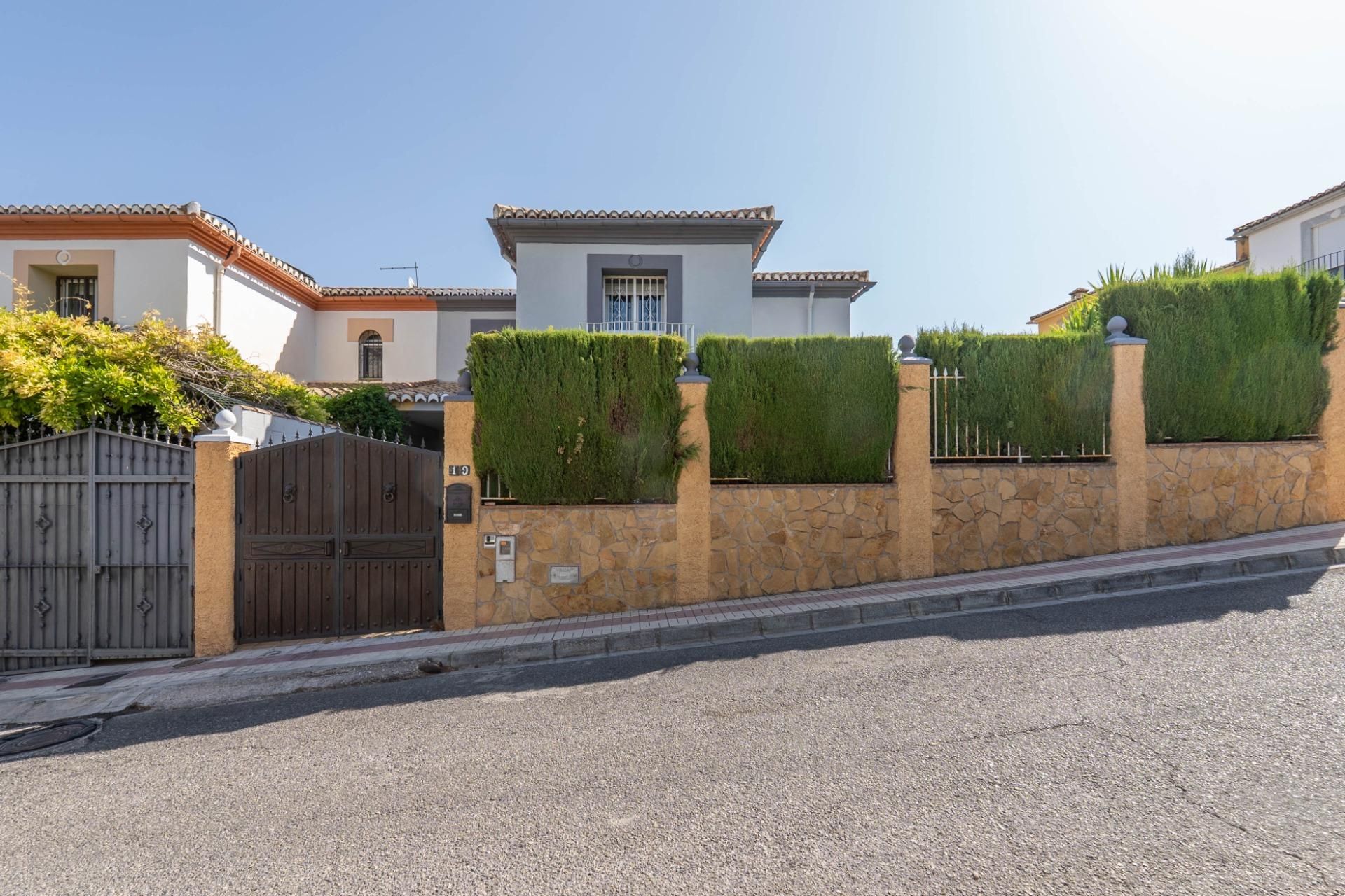 Vista exterior de Casa adosada en venda en La Zubia amb Aire condicionat, Calefacció i Jardí privat