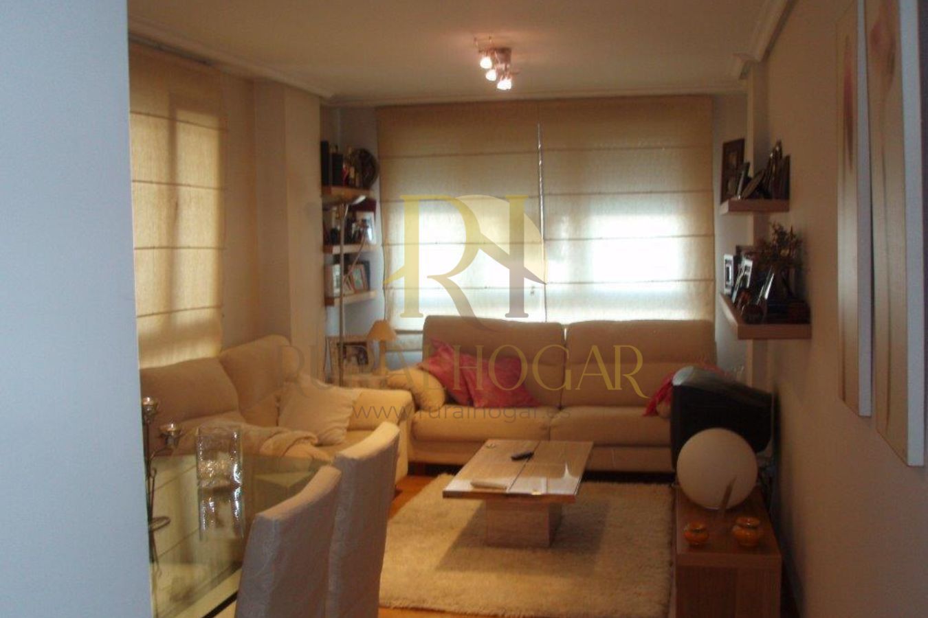 Sala d'estar de Pis en venda en León Capital  amb Calefacció, Terrassa i Traster