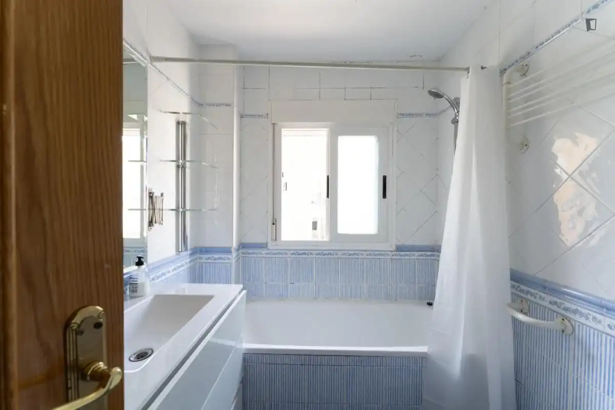 Bany de Apartament per a compartir en Madrid amb Calefacció, Moblat i Forn