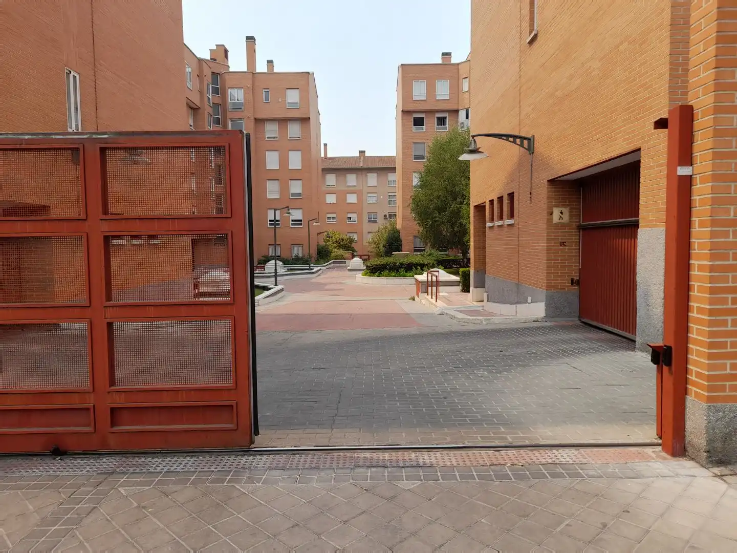 Vista exterior de Garaje de alquiler en Madrid con Alarma