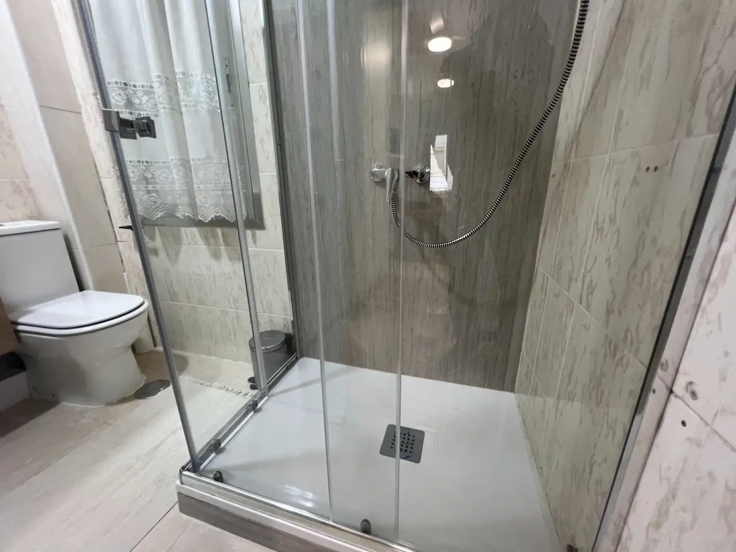 Bathroom of Flat for share in Madrid  with Heating, Furnished and Washing machine