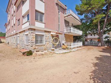 Casa aparellada amb balcó en venda a Carrer Garbí