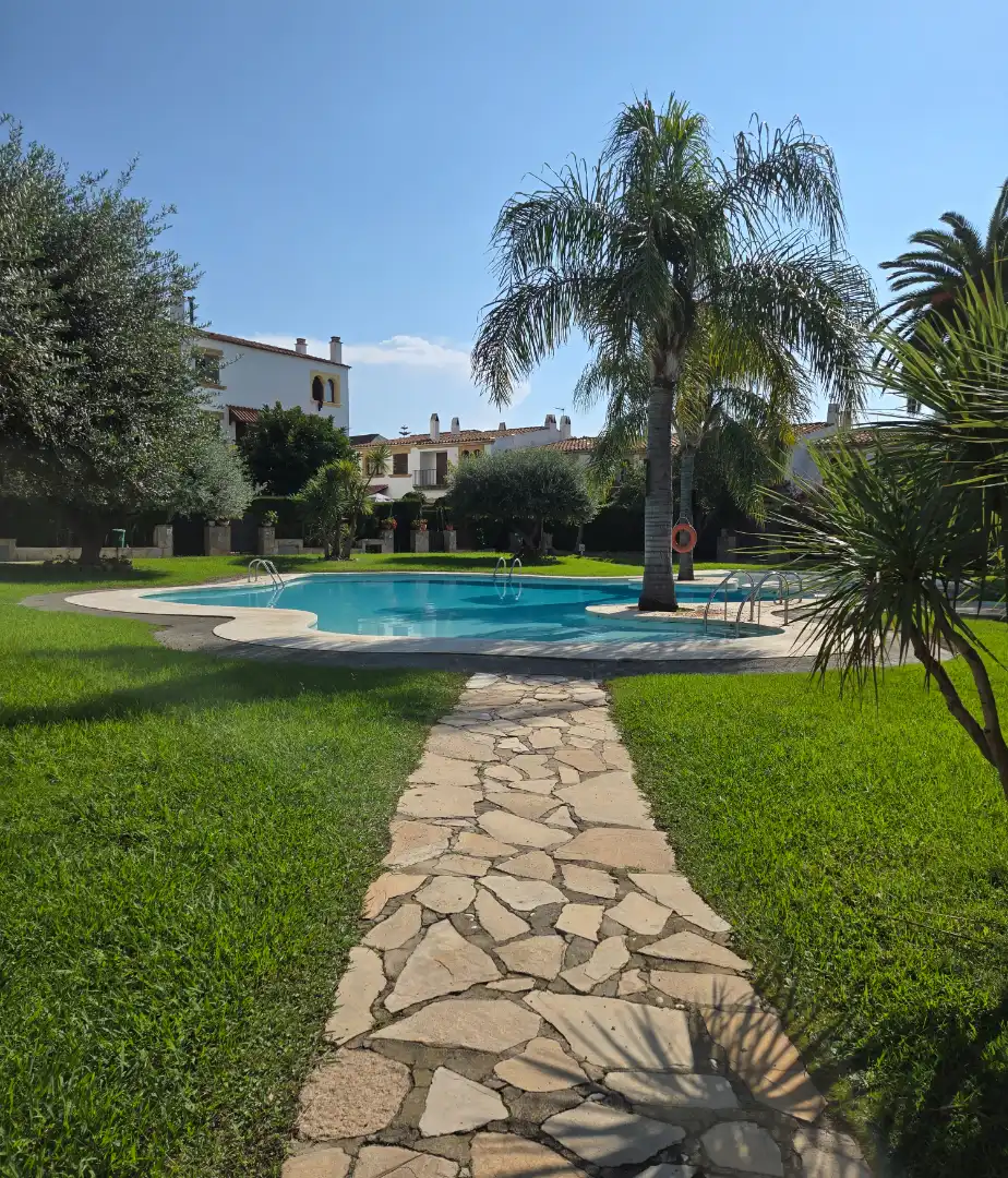 Schwimmbecken von Einfamilien-Reihenhaus zum Verkauf in Cambrils mit Privatgarten, Ofen und Gemeinschaftspool