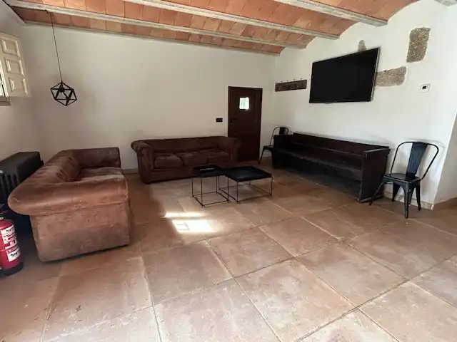 Sala de estar de Finca rústica de alquiler en Vallgorguina con Calefacción, Jardín privado y Piscina