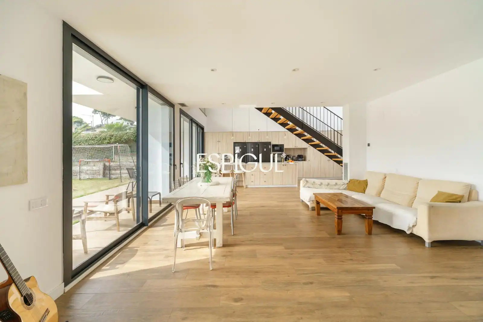 Sala d'estar de Casa o xalet en venda en Premià de Dalt amb Aire condicionat, Calefacció i Jardí privat