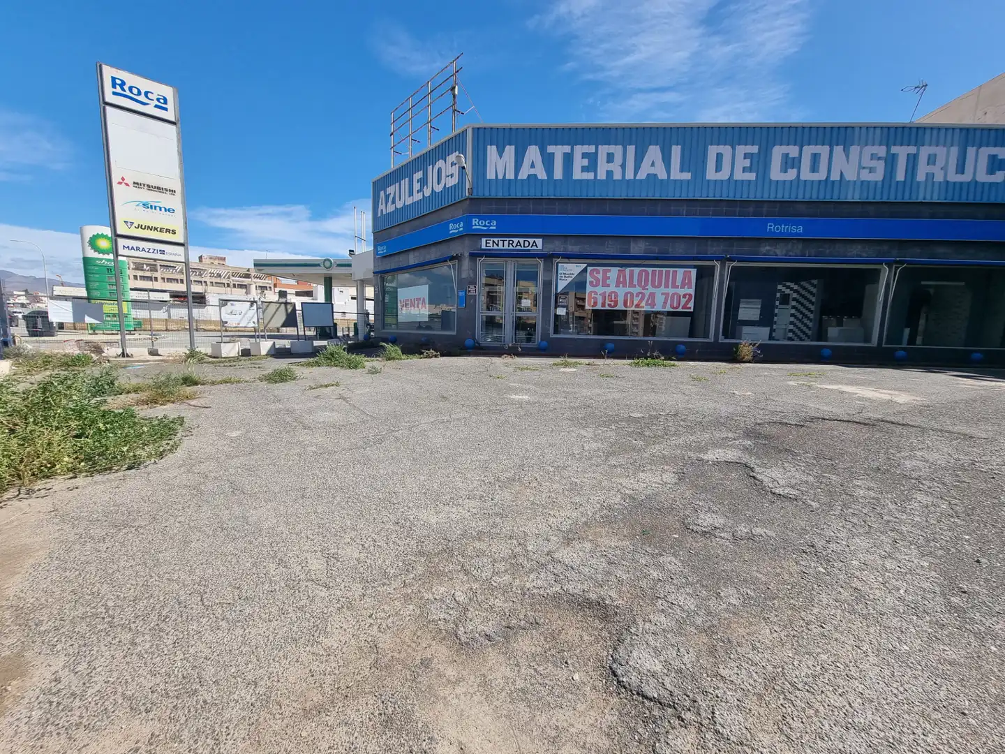 Vista exterior de Nau industrial en venda en Almería amb Calefacció i Alarma