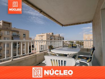 Piso con balcón en venta en Avenida Canalejas 48