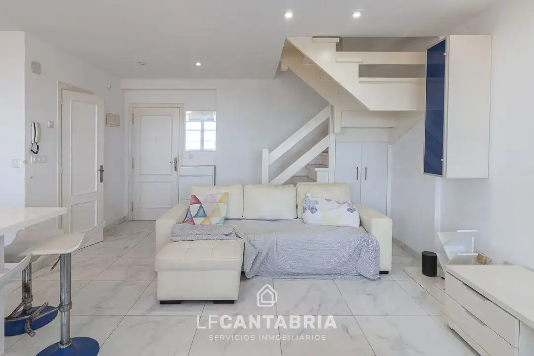 Sala d'estar de Dúplex en venda en Miengo amb Calefacció i Traster