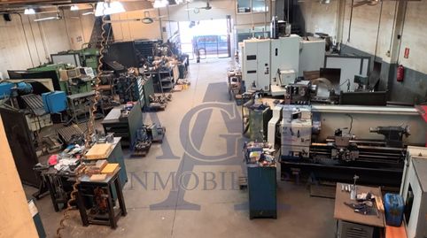 Nave industrial preparada para producción, logística y gestión empresarial, con muelle de carga, oficinas, vestuarios y una distri