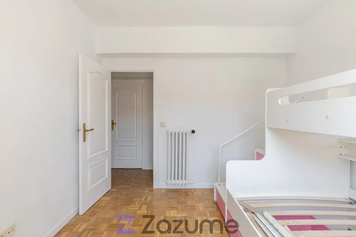 Schlafzimmer von Dachboden zur Miete in Madrid mit Klimaanlage, Heizung und Parkett
