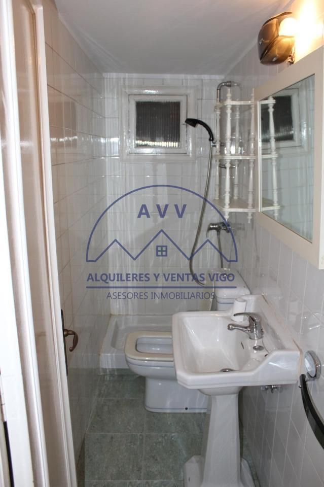 Bany de Pis en venda en Vigo  amb Calefacció, Parquet i Traster
