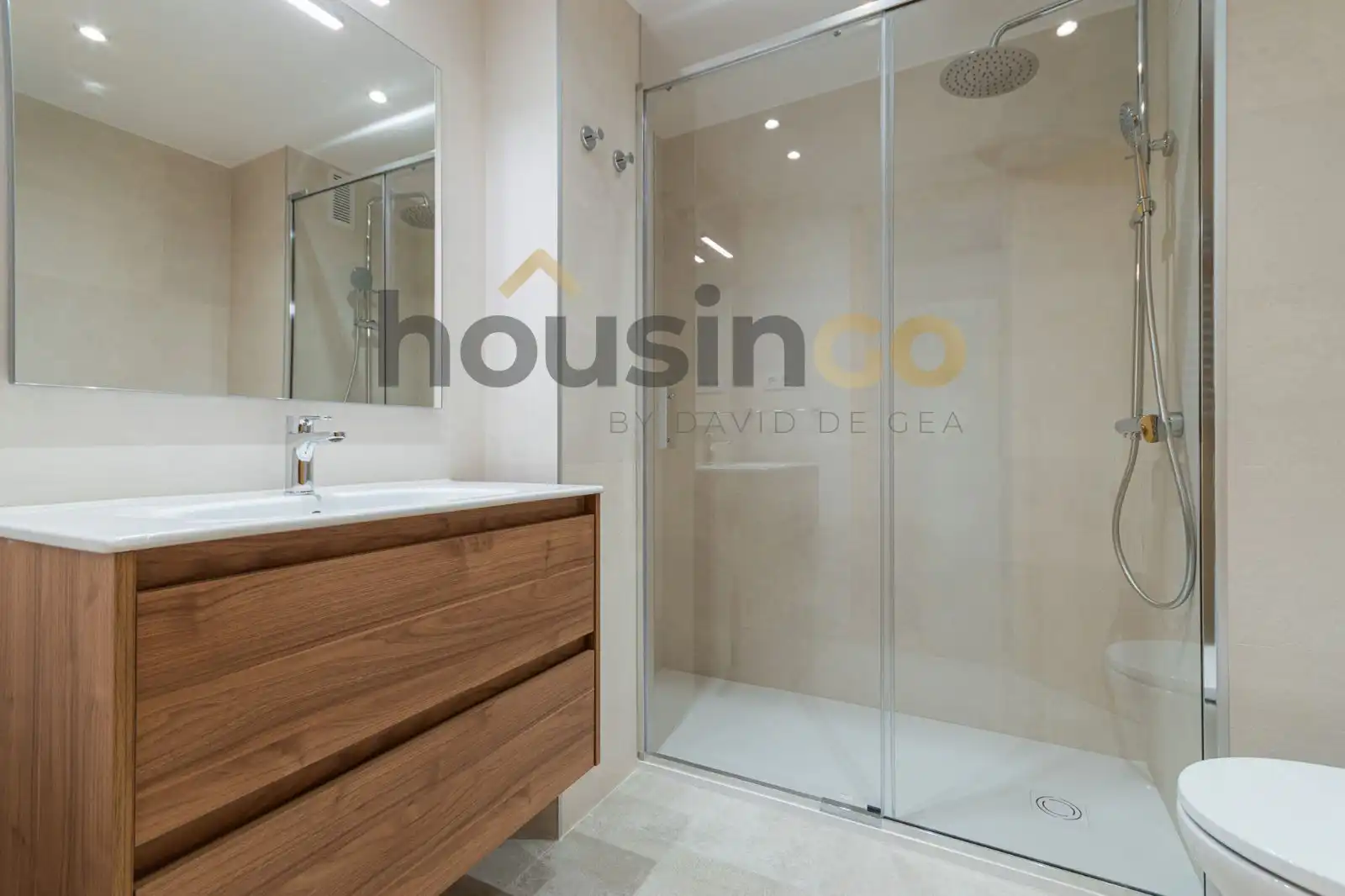 Bathroom of Flat for rent in Madrid  with Air Conditioner, Heating and Storage room