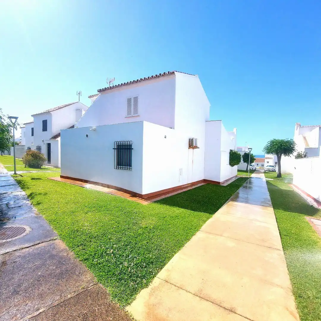 Vista exterior de Casa adosada en venta en Almonte con Terraza, Trastero y Balcón
