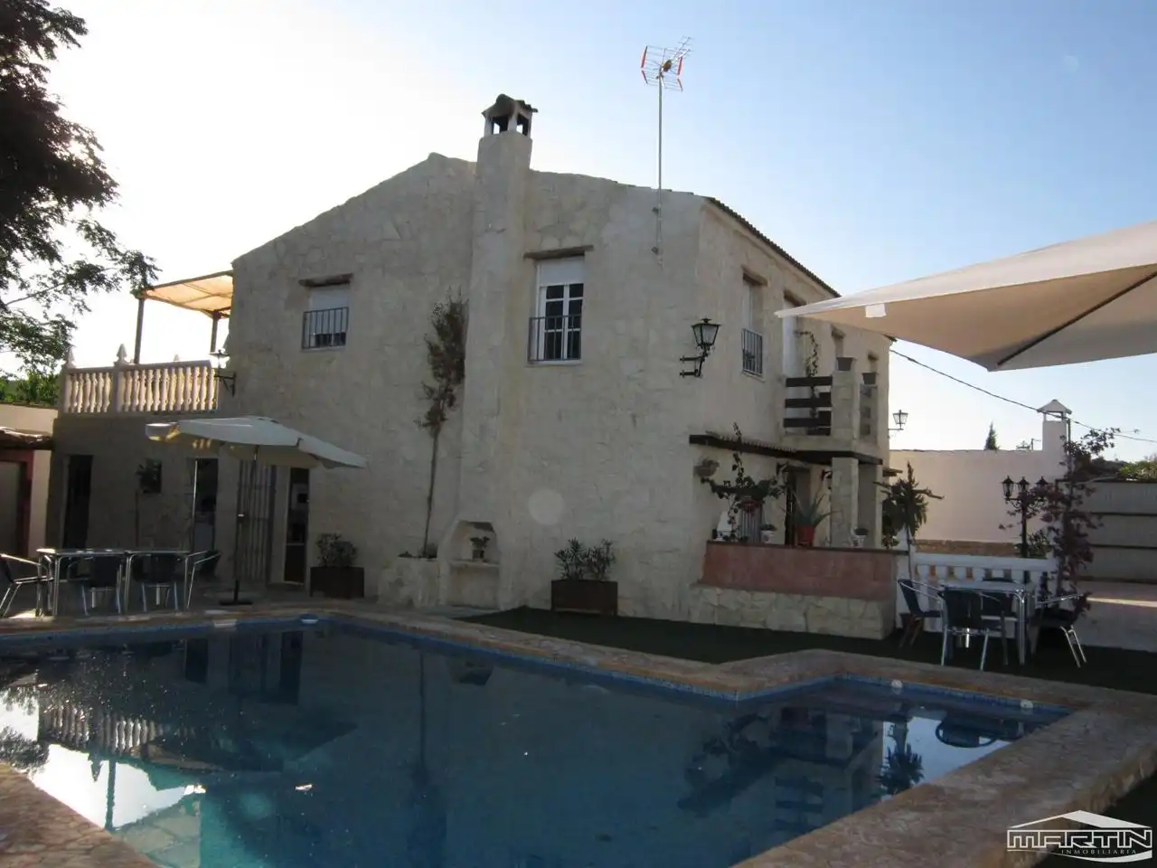Vista exterior de Casa o xalet en venda en Cabra amb Terrassa, Traster i Piscina