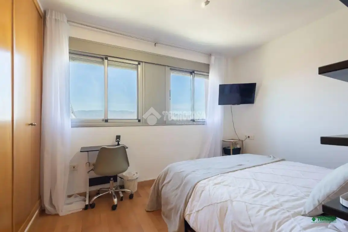 Habitación de Piso en venta en Almería con Terraza, Trastero y Piscina comunitaria