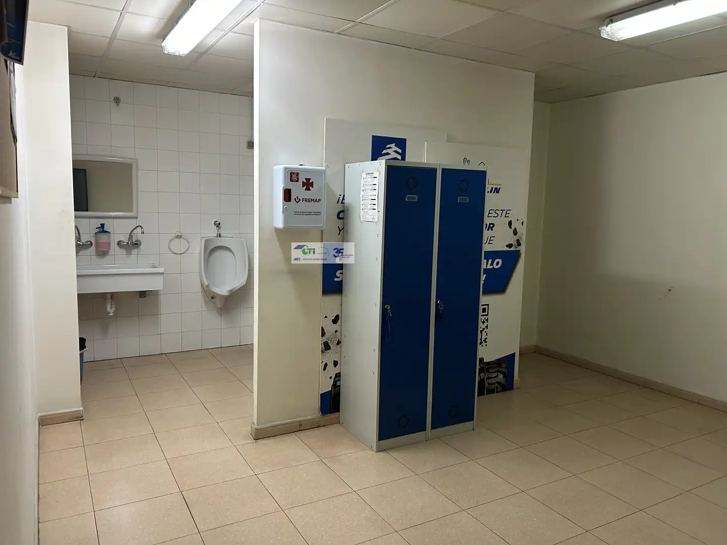 Badezimmer von Fabrikhallen zur Miete in Cuarte de Huerva