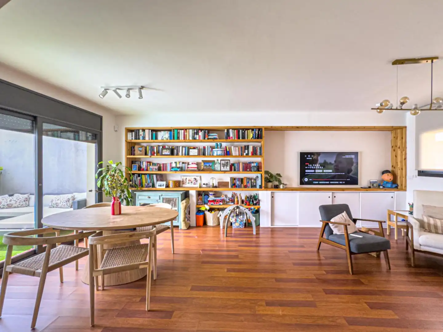 Sala de estar de Casa adosada en venta en Sant Pere de Ribes con Aire acondicionado, Calefacción y Parquet