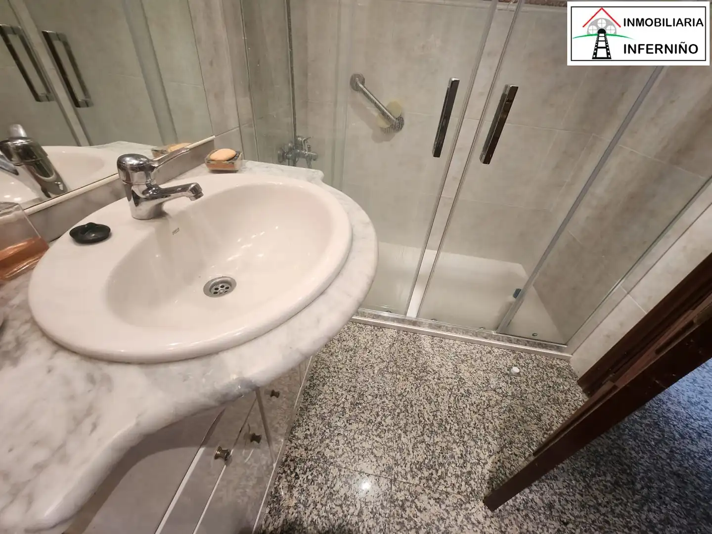 Badezimmer von Gebäude zum Verkauf in Narón