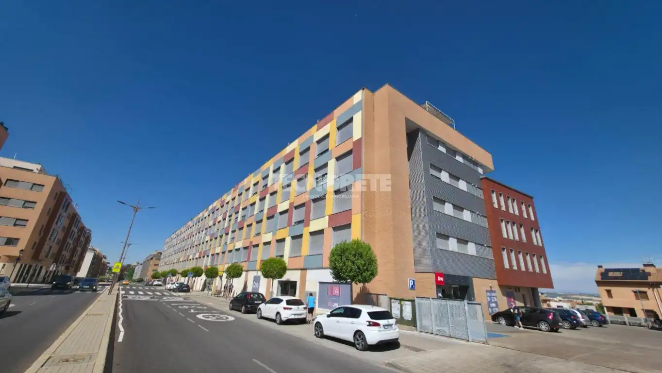 Vista exterior de Piso en venta en Guadalajara con Parquet y Piscina comunitaria