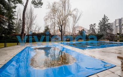 Swimming pool of Flat to rent in  Madrid Capital  with Air Conditioner, Heating and Private garden