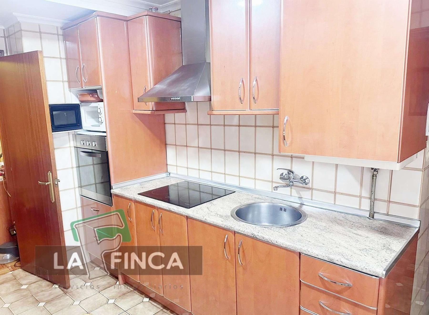 Cuina de Pis en venda en Oviedo  amb Calefacció, Parquet i Traster