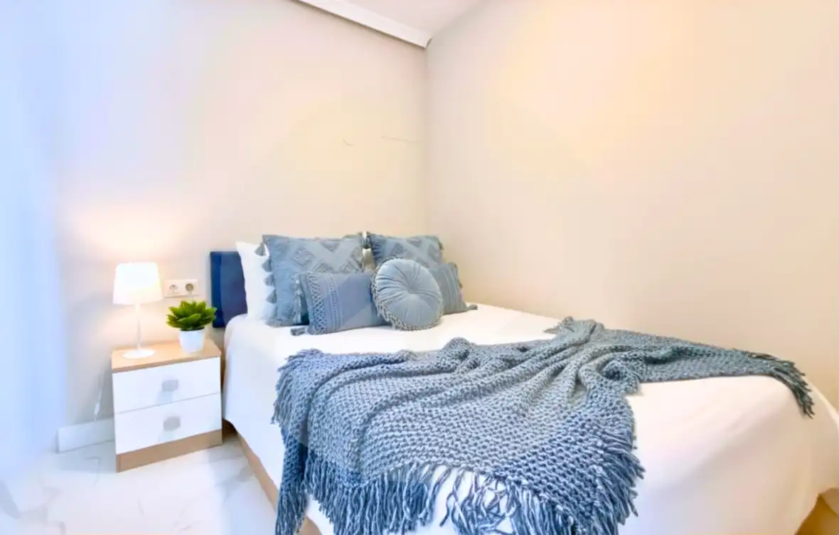 Dormitori de Apartament de lloguer en Benidorm amb Aire condicionat, Terrassa i Piscina