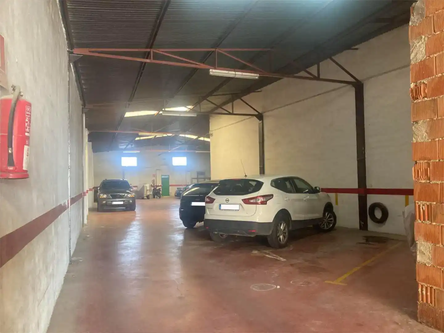 Parkplatz von Fabrikhallen zur Miete in Cabra