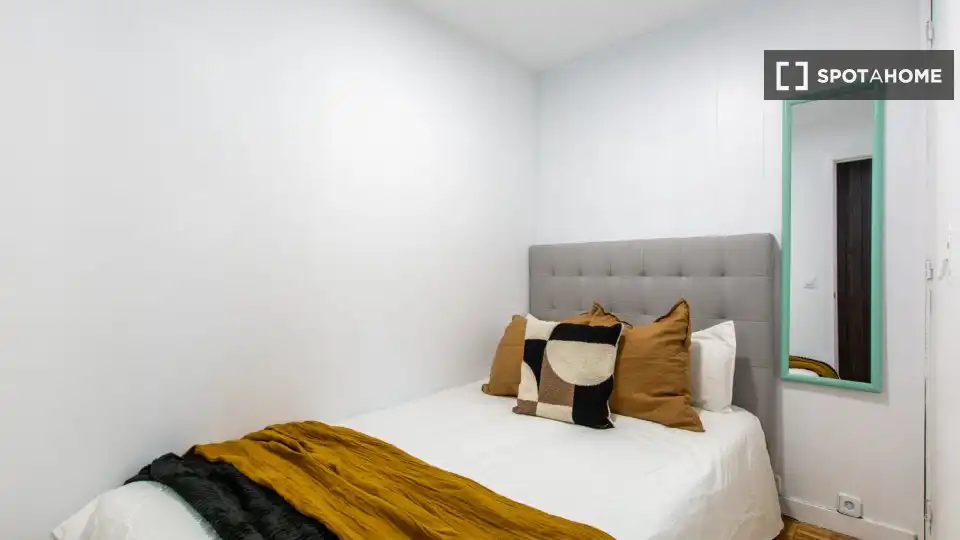 Bedroom of Flat for share in Madrid  with Air Conditioner, Terrace and Furnished