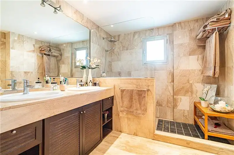 Baño de Piso en venta en  Palma de Mallorca con Aire acondicionado, Terraza y Piscina comunitaria