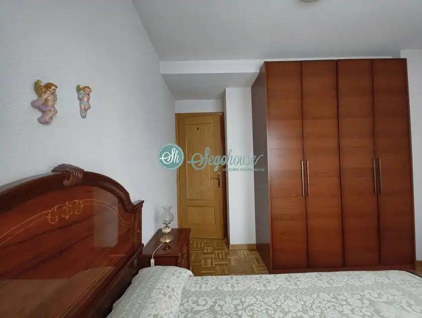 Habitación de Piso de alquiler en San Cristóbal de Segovia con Calefacción, Parquet y Amueblado
